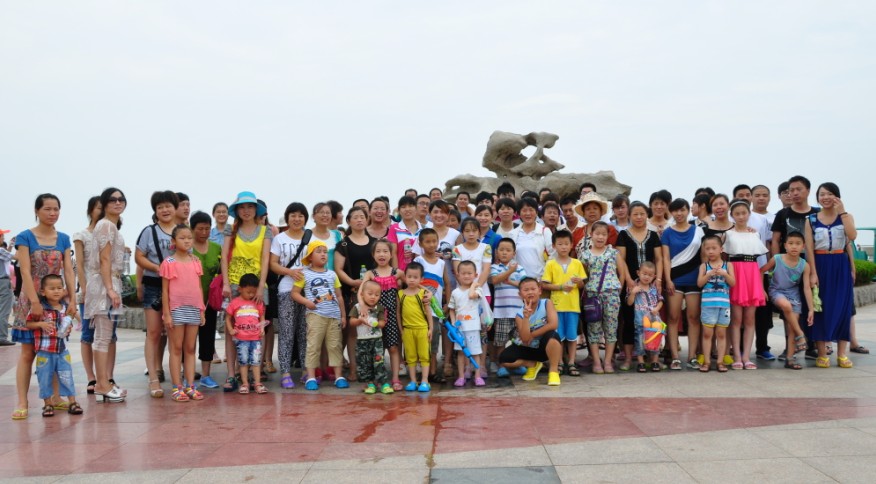 公司组织广大员工日照海滨游