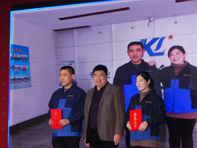 2015年年会，公司总经理为先进个人颁奖